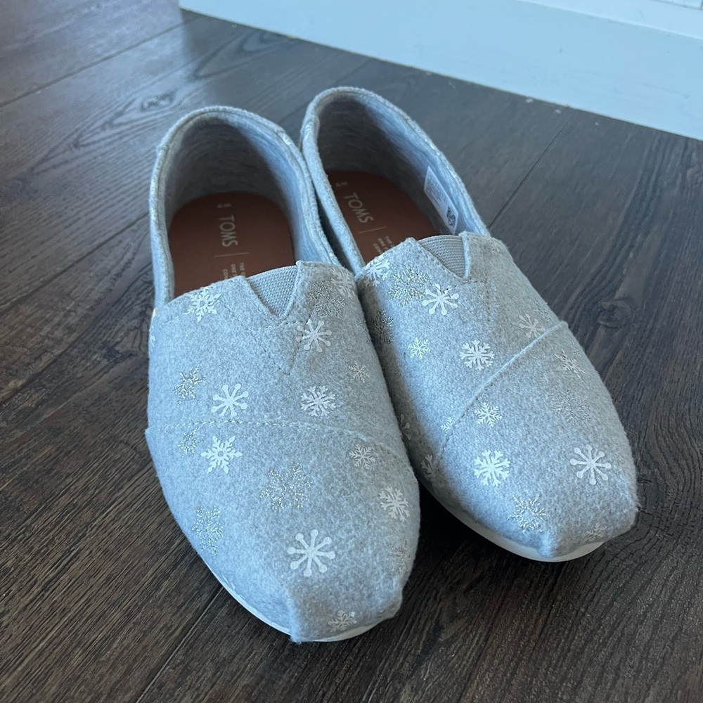 TOMS Women's Gray Snowflake Flats